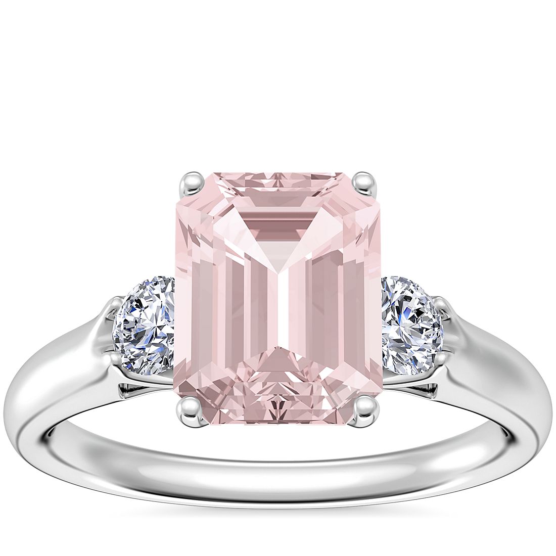 Classic Three Stone Engagement Ring with Emerald-Cut Morganite en platino (9x7 mm)
