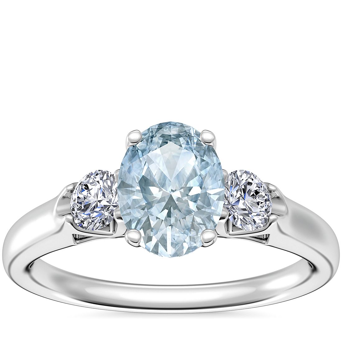 鉑金經典三石訂婚戒指搭橢圓形海藍寶石（8x6 毫米）