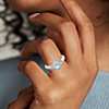 鉑金經典三石訂婚戒指搭橢圓形海藍寶石（8x6 毫米）