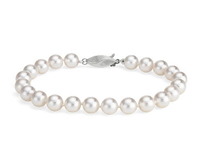 bracelet with a pearl
