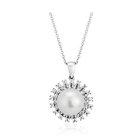 南洋珍珠被圆形切割钻石光环环绕，并以18k 白金点缀。