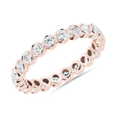 NUEVO. Anillo de eternidad de diamantes engarzados en bisel, en oro rosado de 14 k (1 qt. total)