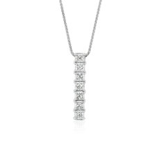 Colgante de siete diamantes de talla princesa exclusivo de Blue Nile en platino (1 qt. total) 