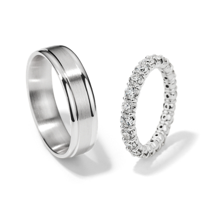 Conjunto de de boda de con diamantes clásicos y alianza boda con diseño acanalado en platino | Blue Nile