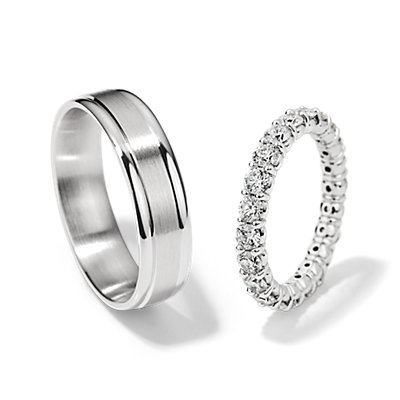 Conjunto de alianza de boda de eternidad con diamantes clásicos y alianza de boda con diseño acanalado en platino
