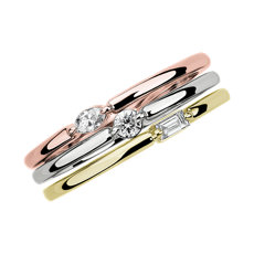 NUEVO. Anillo moderno con delicados diamantes de talla fantasía, en oro amarillo, blanco y rosado de 14 k (1/6 qt. total)