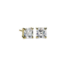 Four-Prong Earrings in 18k Yellow Gold