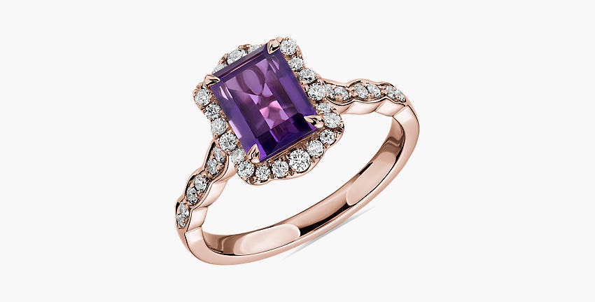 Un anillo de compromiso con amatista de talla esmeralda y halo de diamantes en engarce de oro rosado.