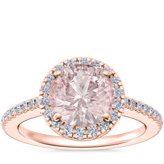 Anillo de compromiso clásico con halo de diamantes y morganita redonda en oro rosado de 14 k (8 mm)