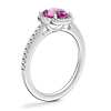 Anillo de compromiso clásico con halo de diamantes y zafiro ovalado de color rosado en platino (8x6 mm)