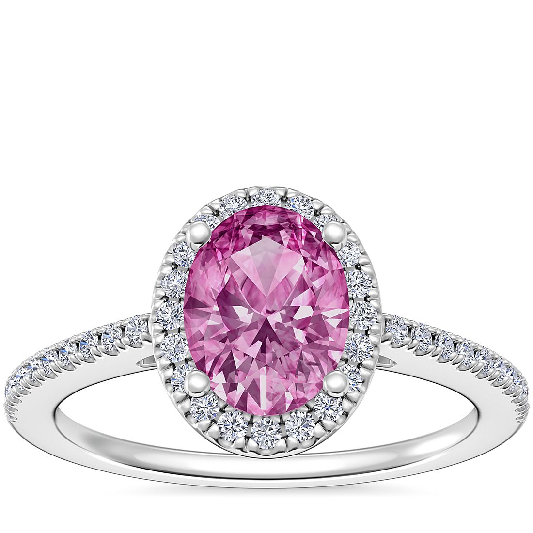Anillo de compromiso clásico con halo de diamantes y zafiro ovalado de color rosado en platino (8x6 mm)