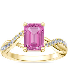 Anillo de compromiso clásico de diseño torcido con halo de diamantes pequeños y zafiro de talla esmeralda de color rosado en oro amarillo de 14 k (7x5 mm)