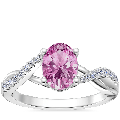 Anillo de clásico de diseño torcido con diamantes pequeños y zafiro ovalado color rosado en blanco de 18 k (7x5 mm) | Blue Nile