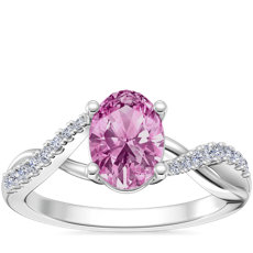 Anillo de compromiso clásico de diseño torcido con diamantes pequeños y zafiro ovalado de color rosado en platino (7x5 mm)