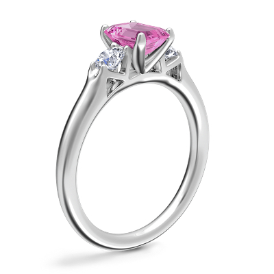 Classic Three Stone Engagement Ring with Emerald-Cut Pink Sapphire en oro blanco de 14 k (7x5 mm)