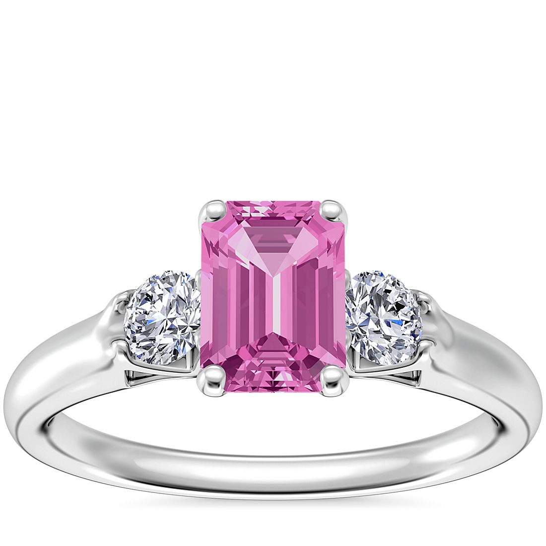 Classic Three Stone Engagement Ring with Emerald-Cut Pink Sapphire en oro blanco de 14 k (7x5 mm)