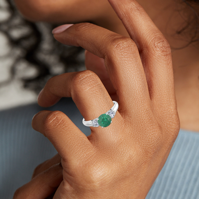 Classic Three Stone Engagement Ring with Round Emerald in Platinum (6.5mm)