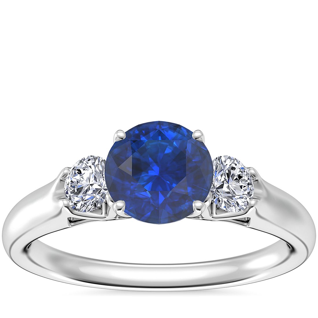 Classic Three Stone Engagement Ring with Round Sapphire en oro blanco de 14 k (6 mm)