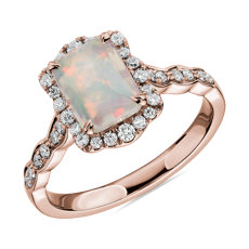 Bague opale taille émeraude avec halo de diamants en or rose 14 carats