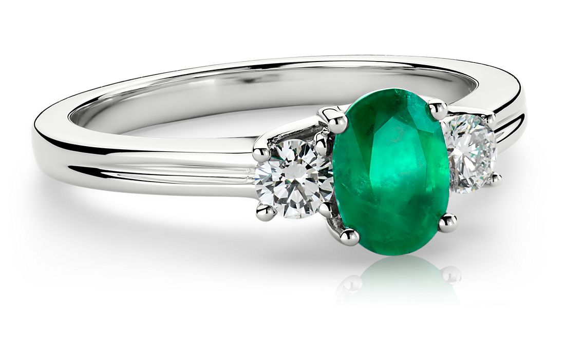 Emerald and Diamond Ring in 18k White Gold (7x5mm)