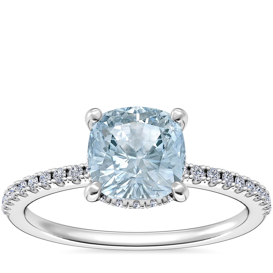 铂金镶垫形海蓝宝石小巧密钉隐藏式光环订婚戒指（6.5 毫米）