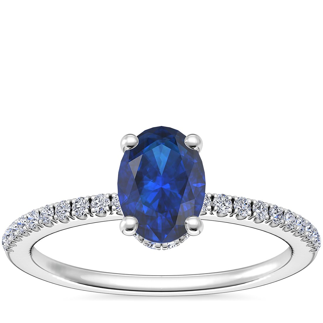 铂金小巧微密钉隐藏式光环配椭圆形蓝宝石订婚戒指（7x5 毫米）