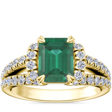 Anillo de compromiso de cuerpo dividido con medio halo de diamantes y esmeralda de talla esmeralda en oro amarillo de 14 k (8x6 mm)