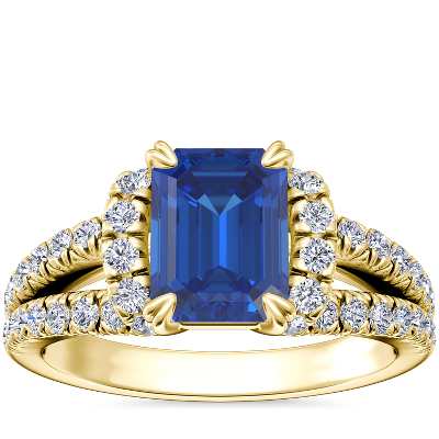 Anillo de compromiso de cuerpo dividido con medio halo de diamantes zafiro de talla esmeralda en oro amarillo de 14 (8x6 mm) | Blue Nile