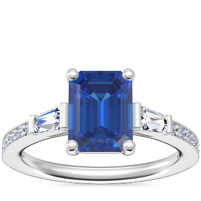 Anillo de compromiso diseño catedral con diamantes cónicos de talla baguette y zafiro de talla esmeralda en oro blanco de 14 (8x6 mm) | Blue Nile
