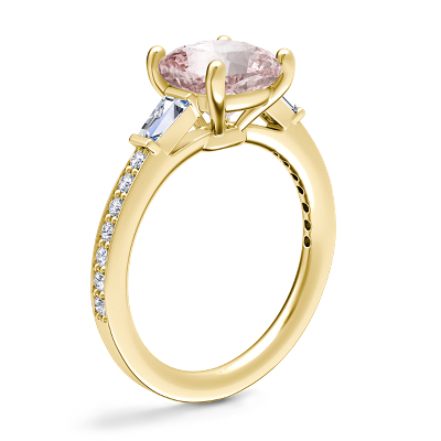 Anillo de compromiso de diseño catedral con diamantes cónicos de talla baguette y morganita de talla cojín en oro amarillo de 14 k (8 mm)