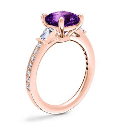 Anillo de compromiso de diseño catedral con diamantes cónicos de talla baguette y amatista de talla cojín en oro rosado de 14 k (8 mm)