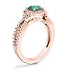 Anillo de compromiso de diseño torcido con halo de diamantes y esmeralda redonda en oro rosado de 14 k (6,5 mm)