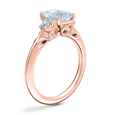 Anillo de compromiso de tres piedras de diseño retro con aguamarina de talla esmeralda en oro rosado de 18 k (8x6 mm)