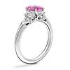 Vintage Three Stone Engagement Ring with Emerald-Cut Pink Sapphire en platino (7x5 mm)