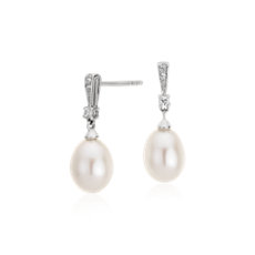 Aretes colgantes  de perlas cultivadas de agua dulce y topacios blancos en plata de ley (7 mm)