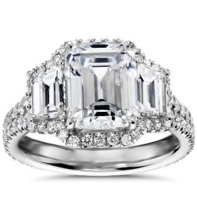 Bague De Fiancailles Trois Diamants Taille Emeraude Avec Halo De