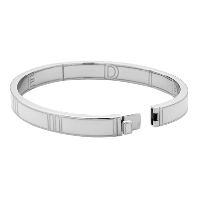 Closeup view of the bracelet clasp