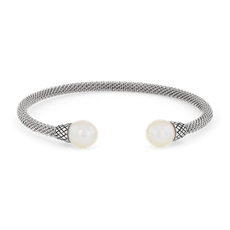 Brazalete ancho torcido con perlas de agua dulce en los extremos en plata de ley