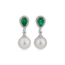 Aretes colgantes clásicos de perlas cultivadas de Akoya con detalle de esmeralda y diamantes en oro blanco de 14 k