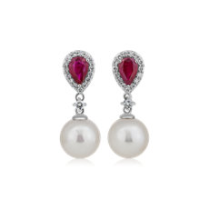 Aretes colgantes clásicos de perlas cultivadas de Akoya con detalle de rubí y diamantes en oro blanco de 14 k