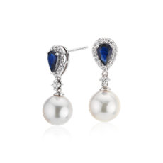 14k 白金带蓝宝石和钻石细节经典 Akoya 养殖珍珠吊式耳环（8-8.5 毫米）