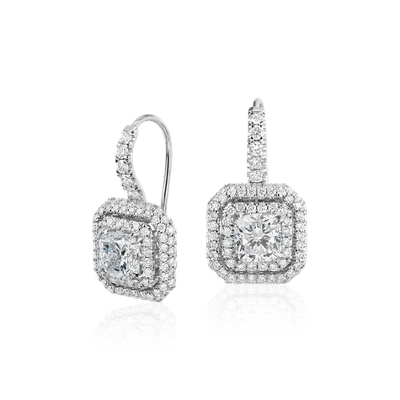 Aretes colgantes con doble halo de diamantes de talla cojín oro blanco de 18 k (2 1/2 qt. total) | Blue Nile