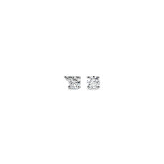 Aretes de diamantes con engarce de cuatro garras en oro blanco de 14k. (0,30 qt. total)