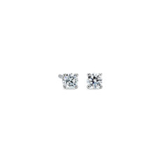 Puces d’oreilles en platine et diamant sertissure à quatre griffes (0,46 carats, poids total)
