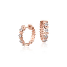 Aretes tipo argolla pequeños con diamantes en forma de pétalo de rosa de Blue Nile Studio en oro rosado de 18 k (1/4 qt. total)
