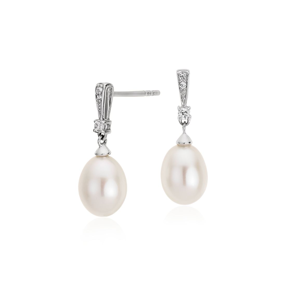 Aretes colgantes de perlas cultivadas de agua dulce y topacios blancos en plata de ley 