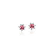 Aretes pequeños con turmalina rosada y halo de diamantes en forma de pétalo en oro blanco de 14 k (3,5 mm)