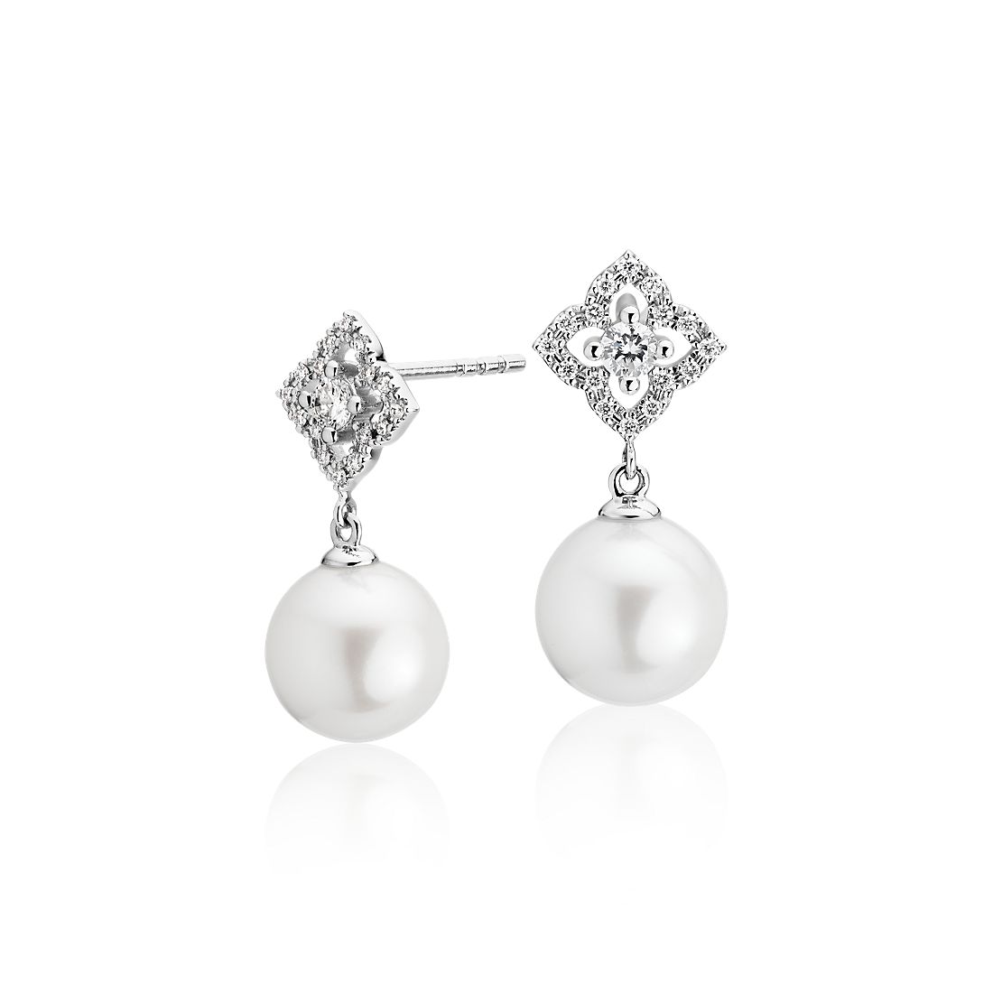 Aretes pequeños de diamantes y perlas cultivadas de agua dulce con motivo floral en oro blanco de 14 k