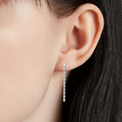 Primer plano del arete en la oreja de una mujer