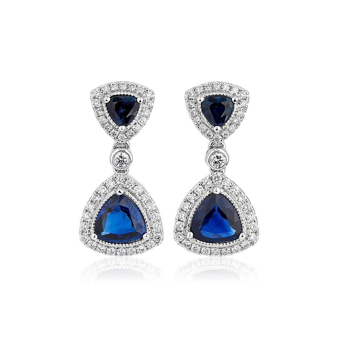 Aretes con zafiro azul talla trillón y halo de diamantes en oro blanco de 18 k | Blue Nile